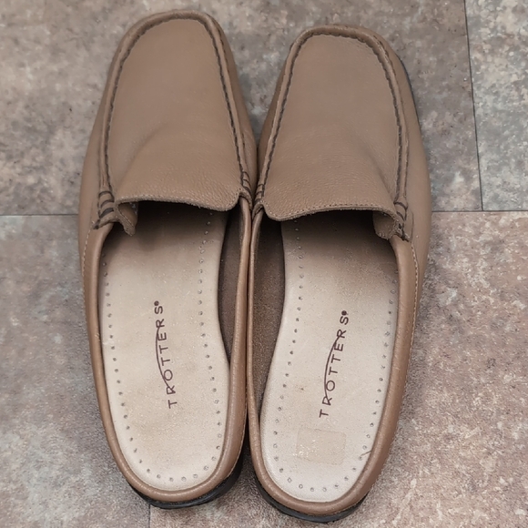 Trotters Women's Leather Tan Slip-On Loafers - Picture 4 of 8